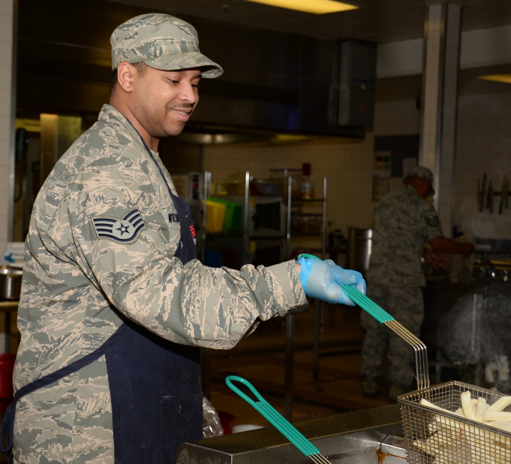 Dining facility fuels Airmen