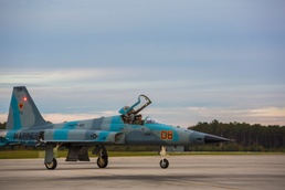 VMFT-401 arrives in Fightertown, trains with Warlords