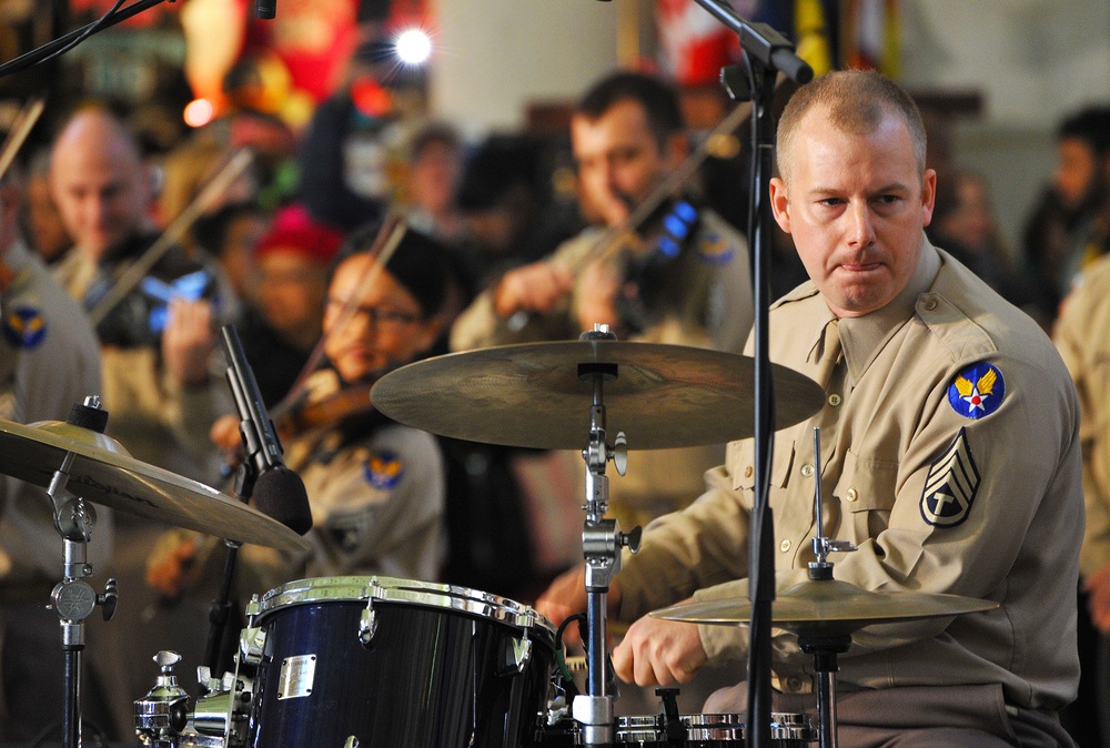 US Air Force Band surprises commuters at Union Station