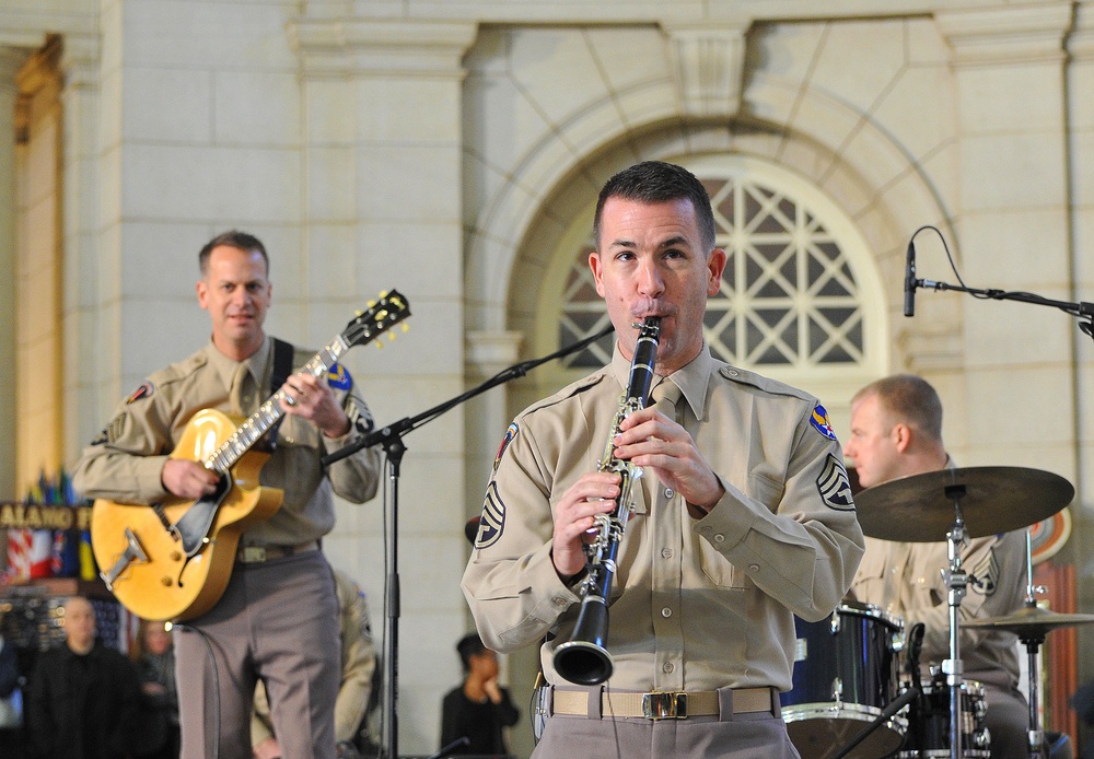 US Air Force Band surprises commuters at Union Station