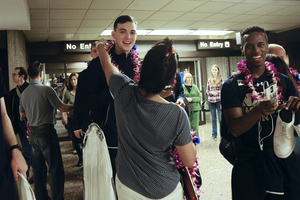 Navy men's basketball team arrives in Hawaii