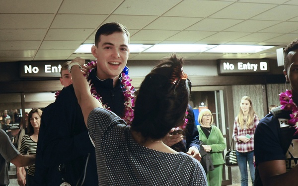 Navy men's basketball team arrives in Hawaii