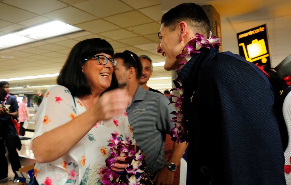 Navy men's basketball team arrives in Hawaii