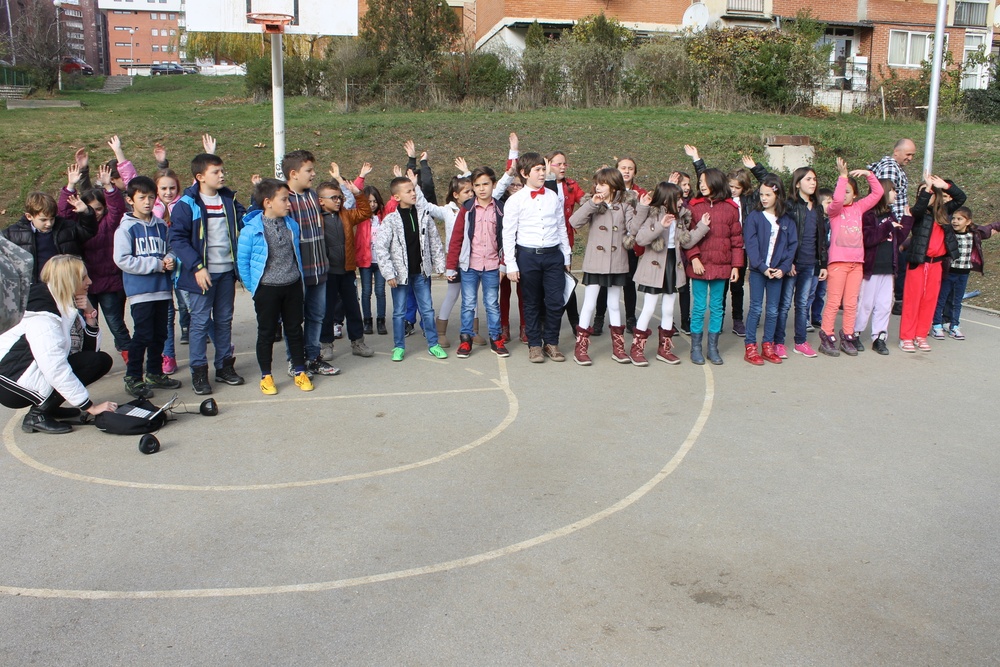 US Soldiers conduct team-building games in Kosovo