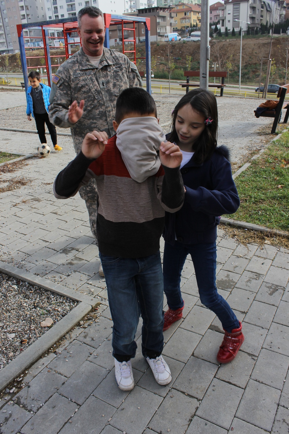 US Soldiers conduct team-building games in Kosovo