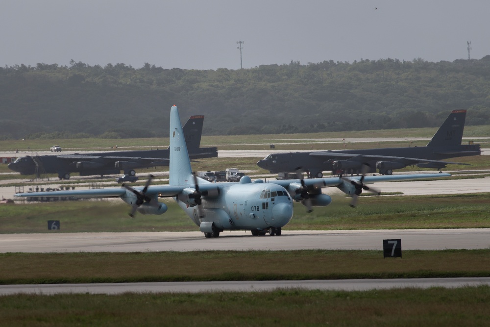 Yokota members welcome JASDF and RAAF to Operation Christmas Drop 2015