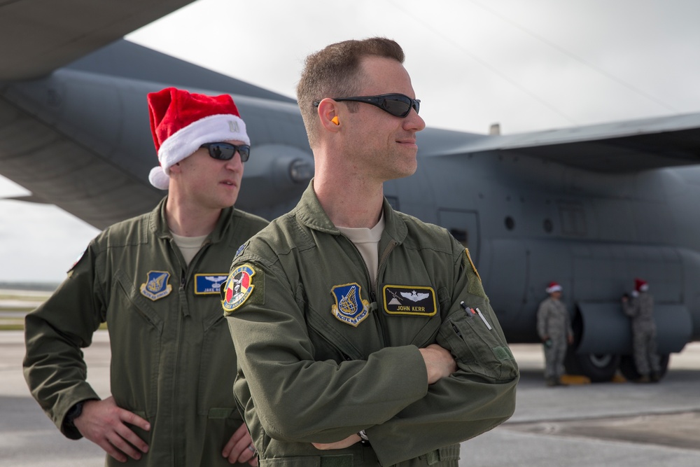 Yokota members welcome JASDF and RAAF to Operation Christmas Drop 2015