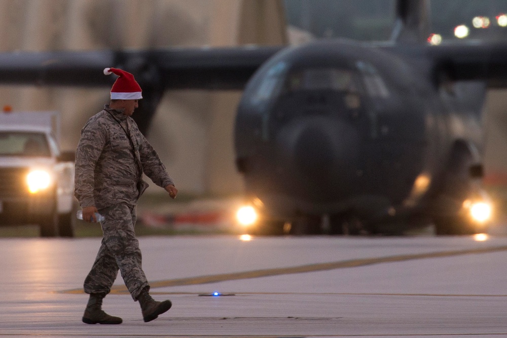 Yokota members welcome JASDF and RAAF to Operation Christmas Drop 2015