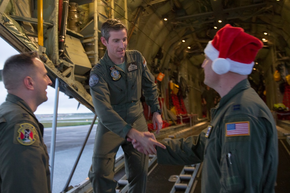 Yokota members welcome JASDF and RAAF to Operation Christmas Drop 2015