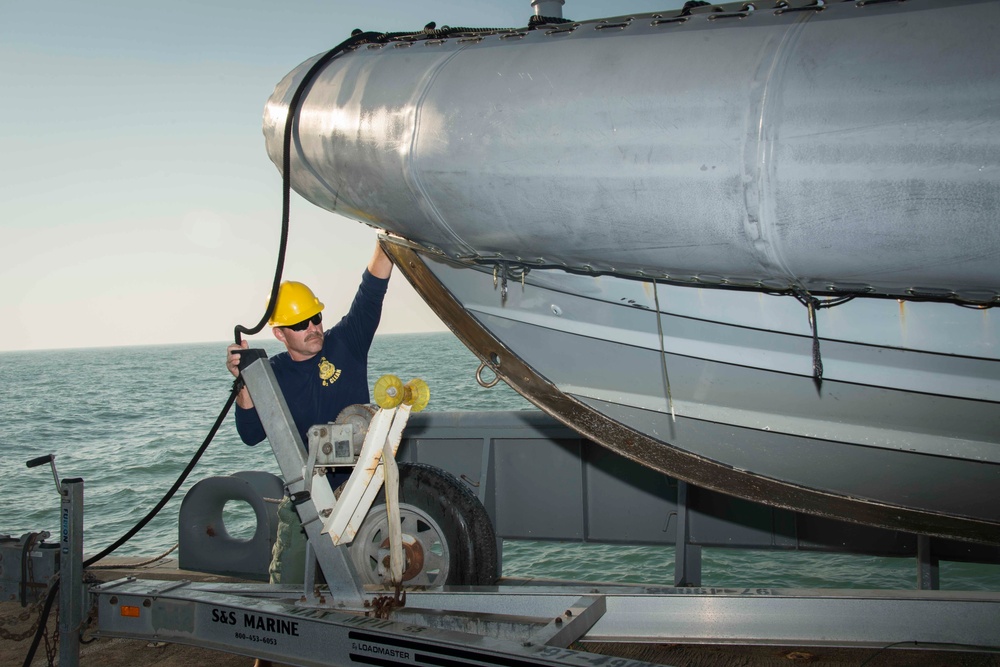 Civilian mariner works with EOD