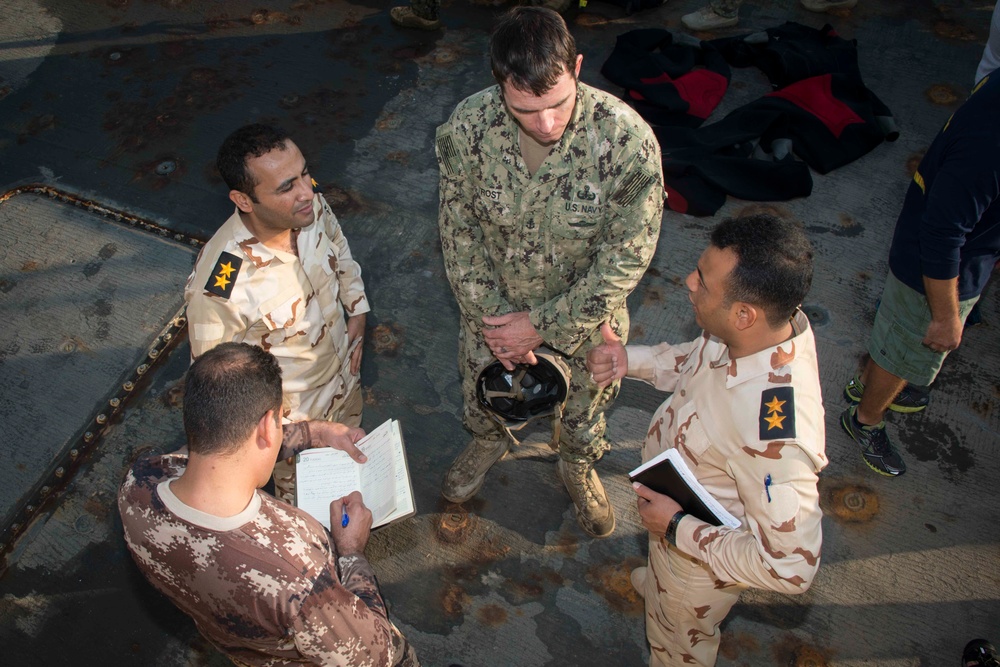 US Navy and Iraqi divers work together