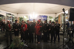 16th Combat Aviation Brigade leaders join University Place partners for tree lighting