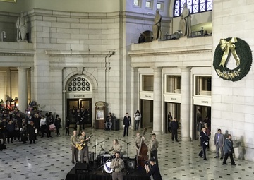 The United States Air Force Band surprises commuters at Union Station
