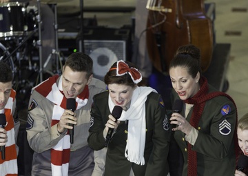 The United States Air Force Band surprises commuters at Union Station