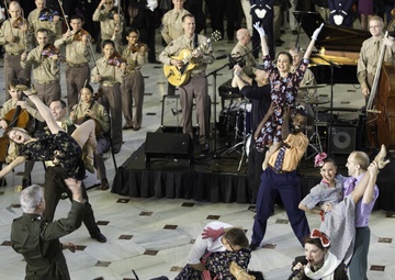 The United States Air Force Band surprises commuters at Union Station