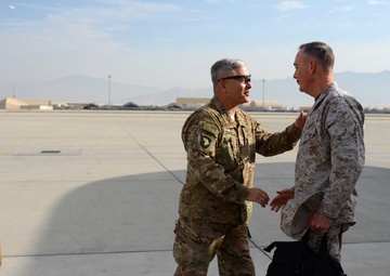 Gen. Campbell welcomes Gen. Dunford to Bagram Air Field with the USO Tour