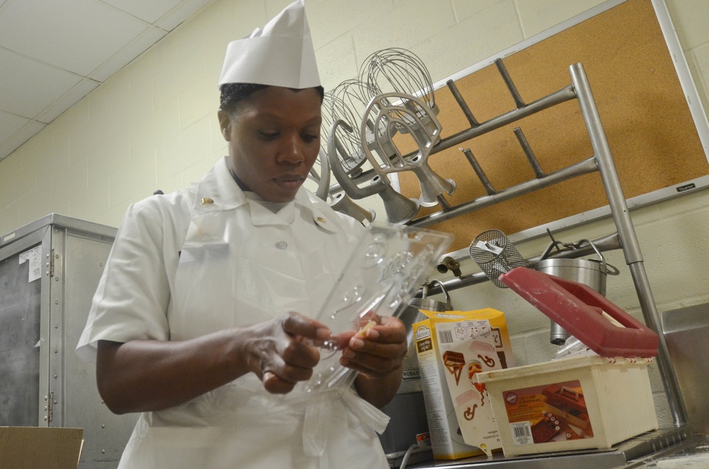 Brave Rifles Trooper cooks for holiday DFAC meal
