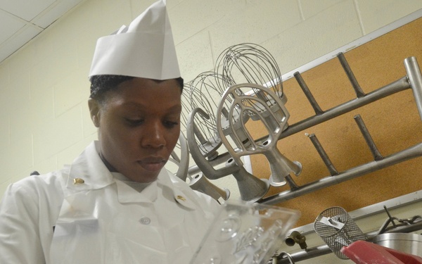 Brave Rifles Trooper cooks for holiday DFAC meal