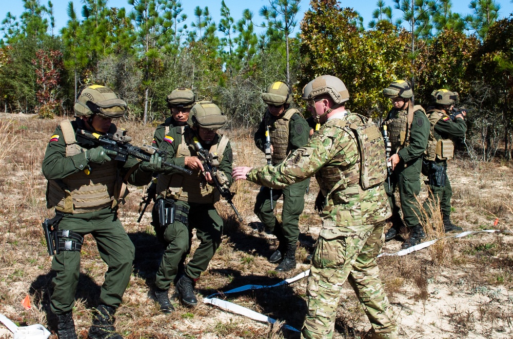 Green Berets train Junglas to fight close quarters battles