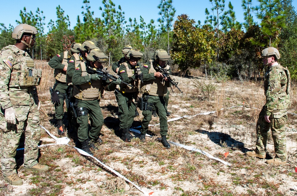 Green Berets train Junglas to fight close quarters battles