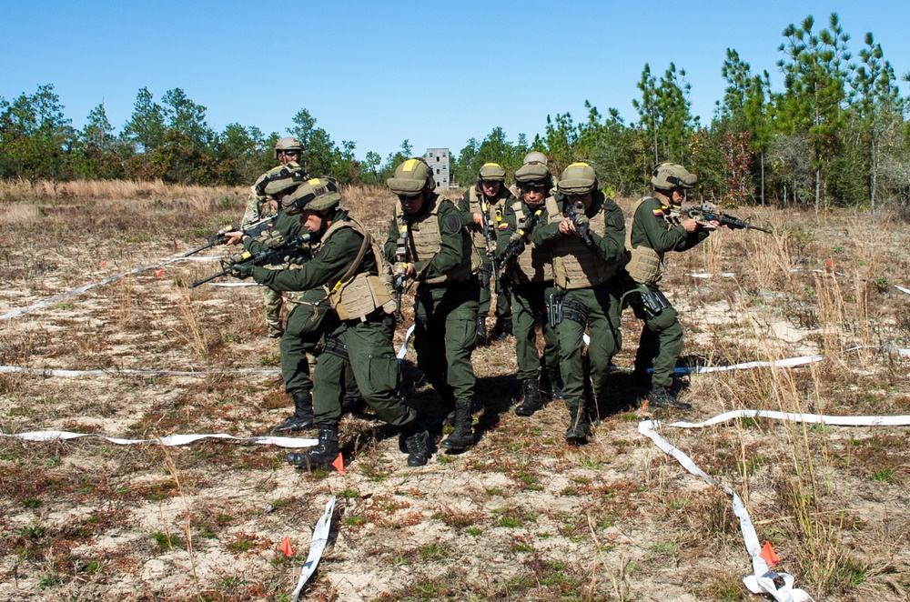 Green Berets train Junglas to fight close quarters battles