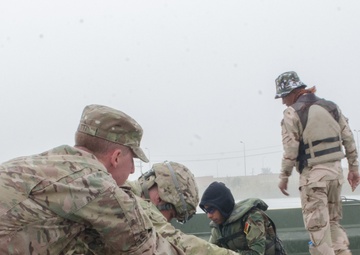 Iraqi engineers assemble float bridges