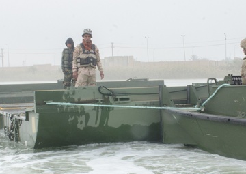 Iraqi engineers assemble float bridges