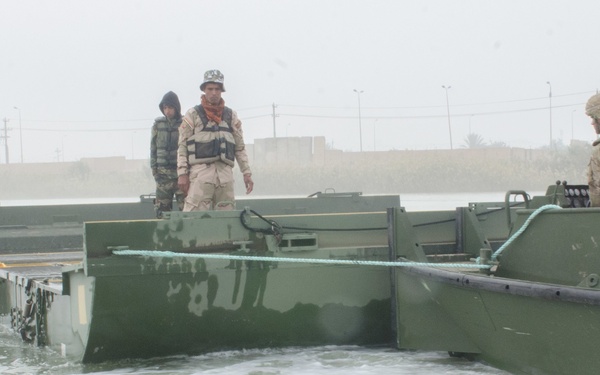 Iraqi engineers assemble float bridges
