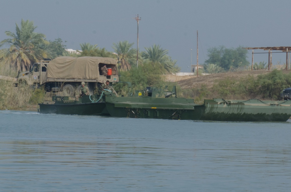 Iraqi engineers assemble float bridges