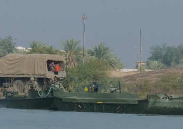 Iraqi engineers assemble float bridges