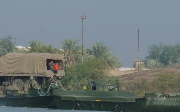 Iraqi engineers assemble float bridges