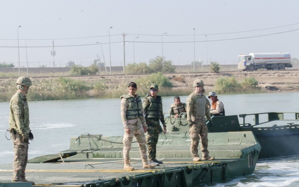 Iraqi engineers assemble float bridges