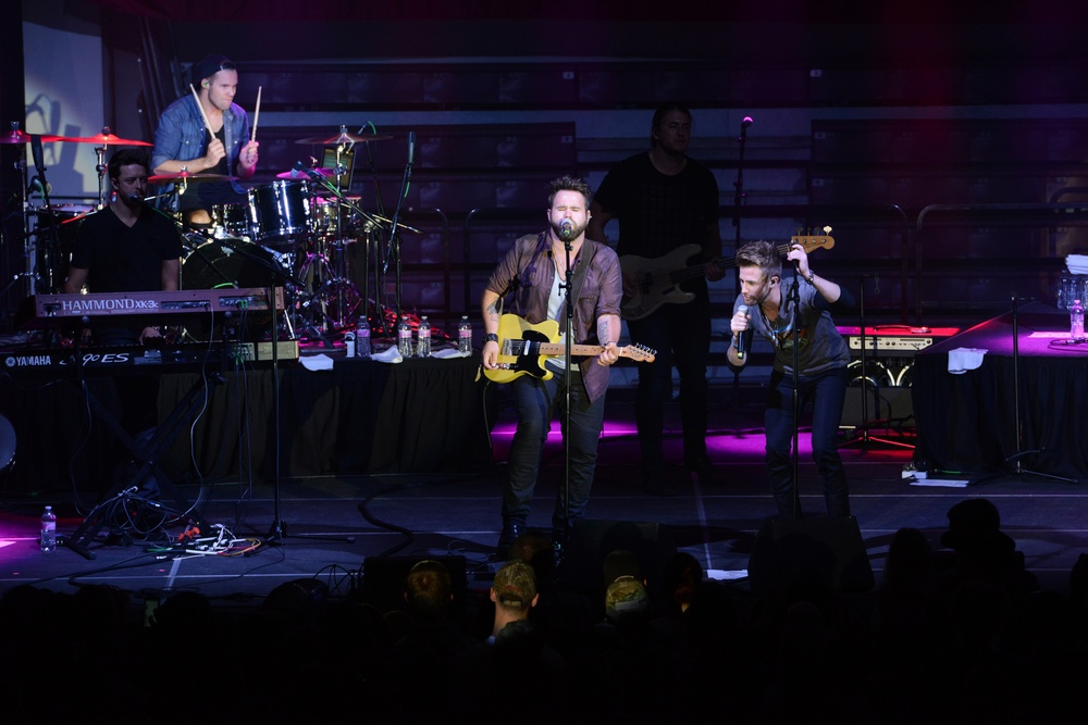 USO hosts free concert at Buckner