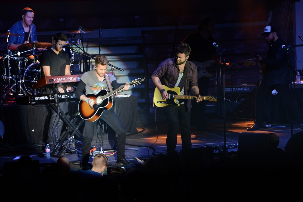 USO hosts free concert at Buckner