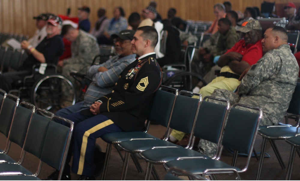 Soldiers spread holiday cheer at VA hospital
