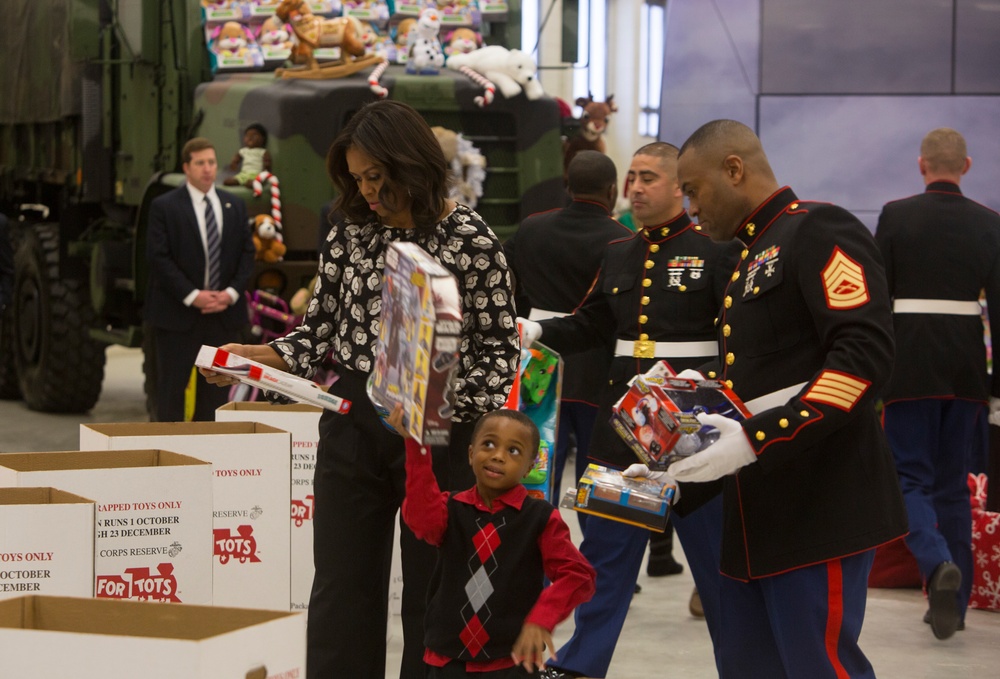 First lady helps 2nd CAG Marines with Toys for Tots