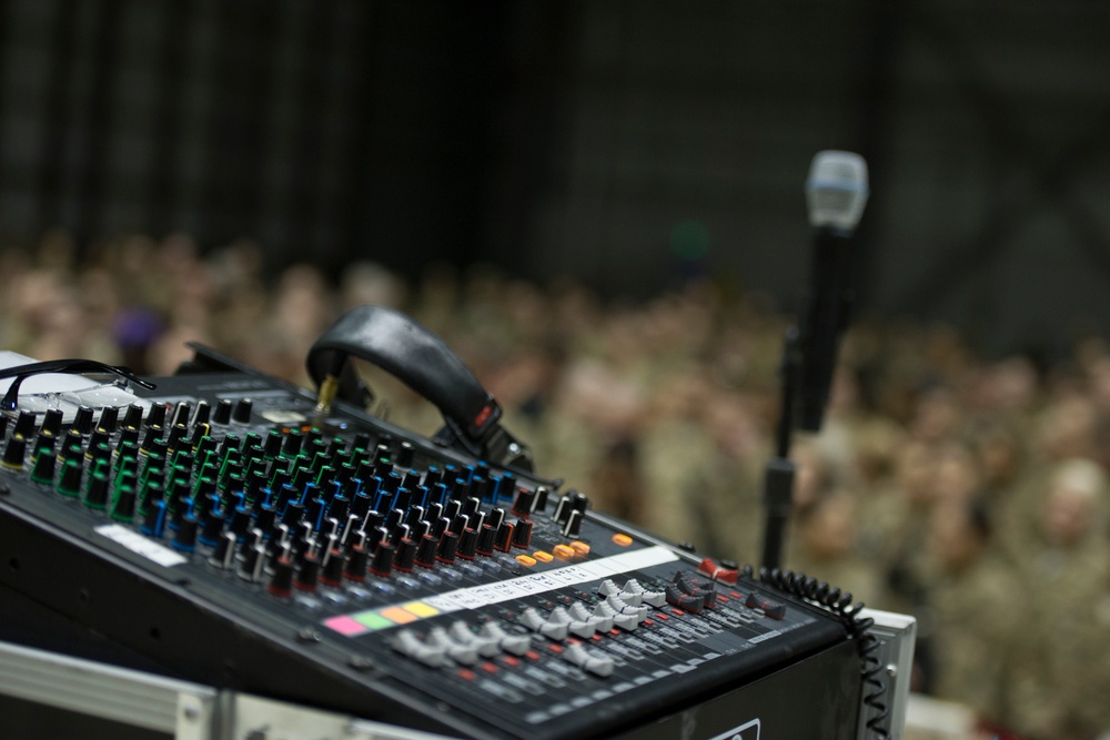 Bagram USO holiday troop visit