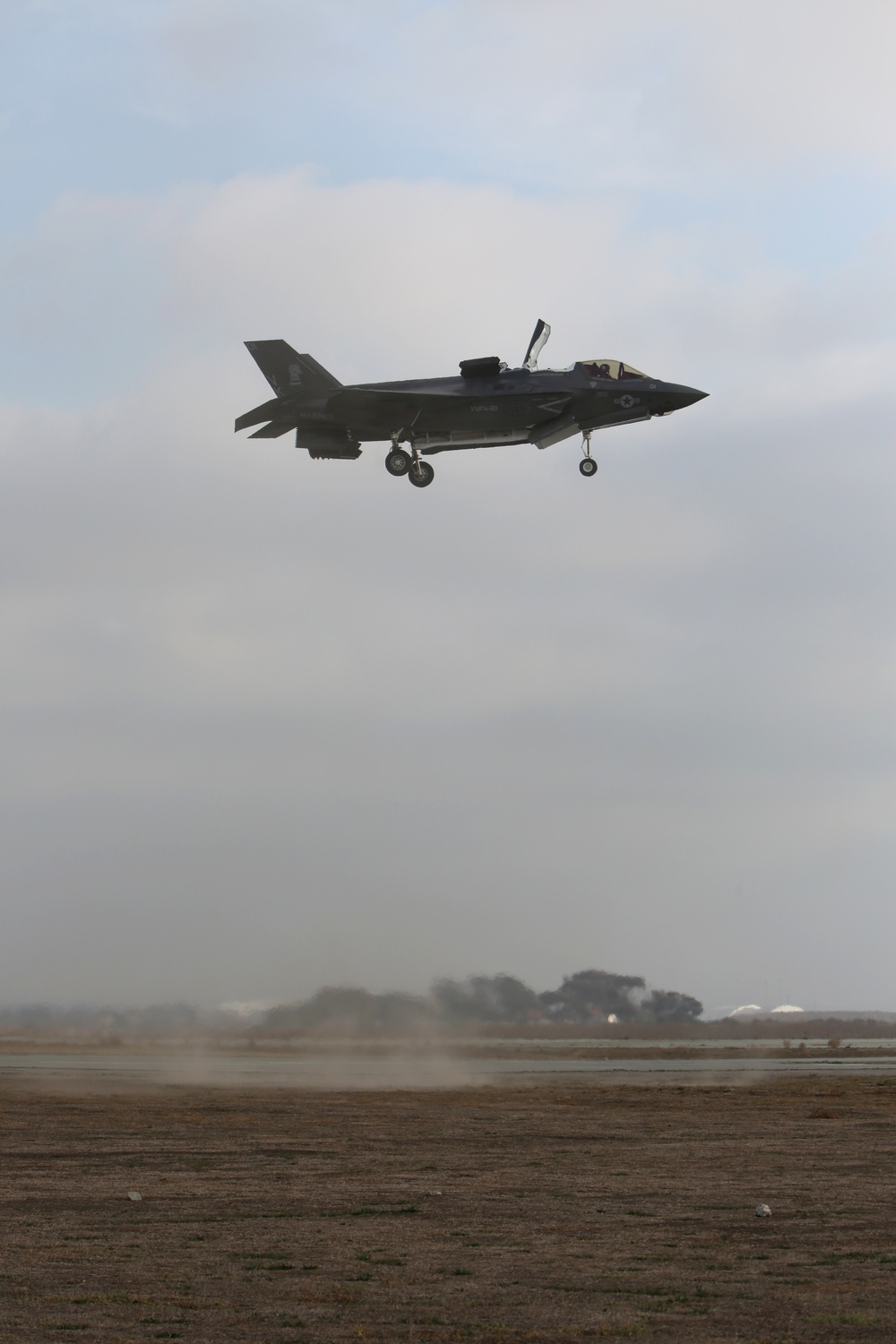 VMFA-121 conducts a vertical landing at Red Beach