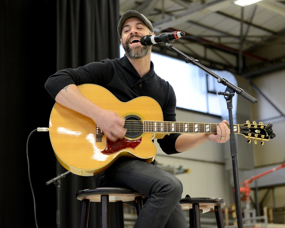 USO Troop Tour delivers holiday cheer to KMC