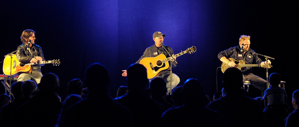 USO Troop Tour delivers holiday cheer to KMC