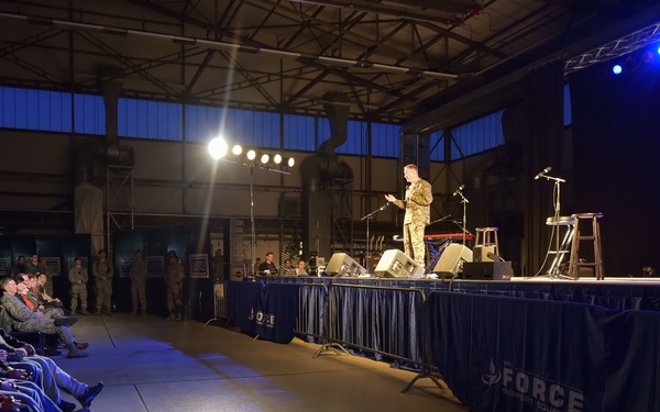 USO Troop Tour delivers holiday cheer to KMC