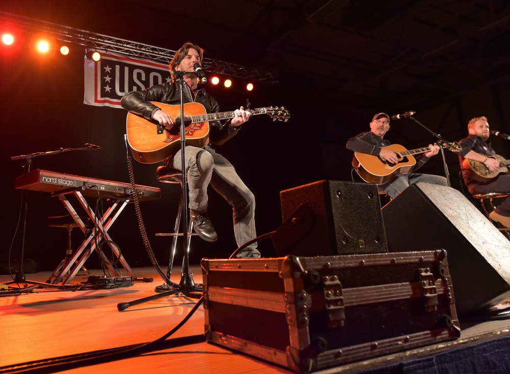USO Troop Tour delivers holiday cheer to KMC