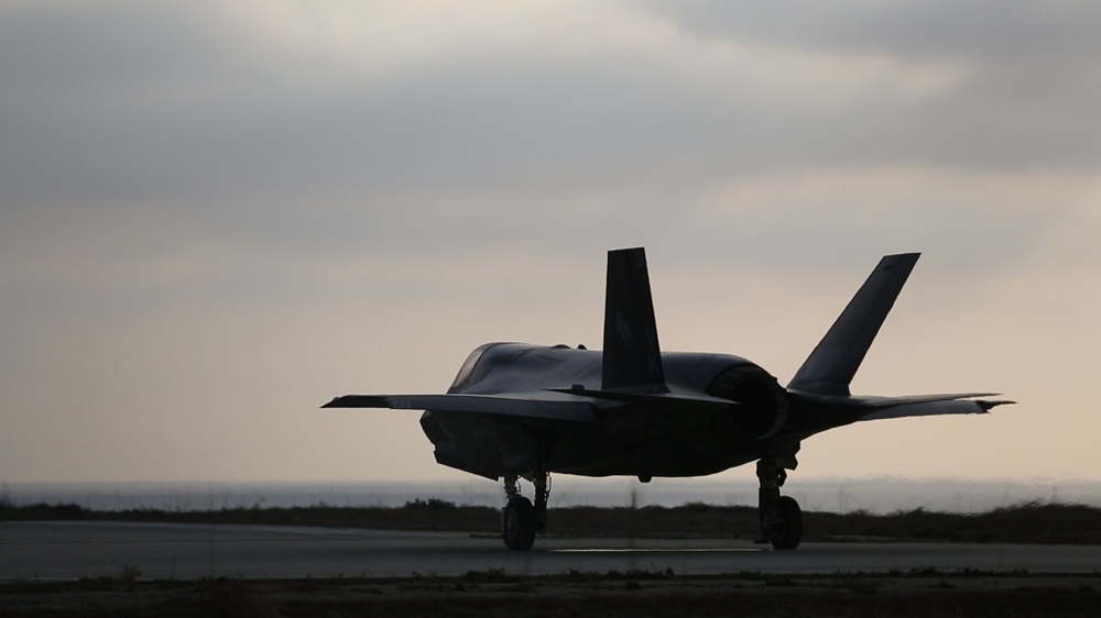 F-35 refuels at Red Beach during exercise Steel Knight 16