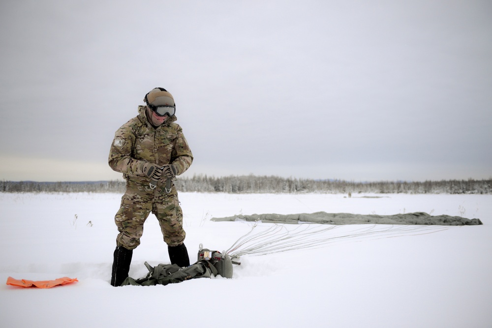 3rd Air Support Operations Squadron drops in for Arctic training