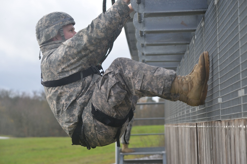 24 MI Soldiers negotiate  special obstacle course