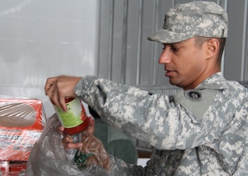1st TSC Soldiers support local food drive