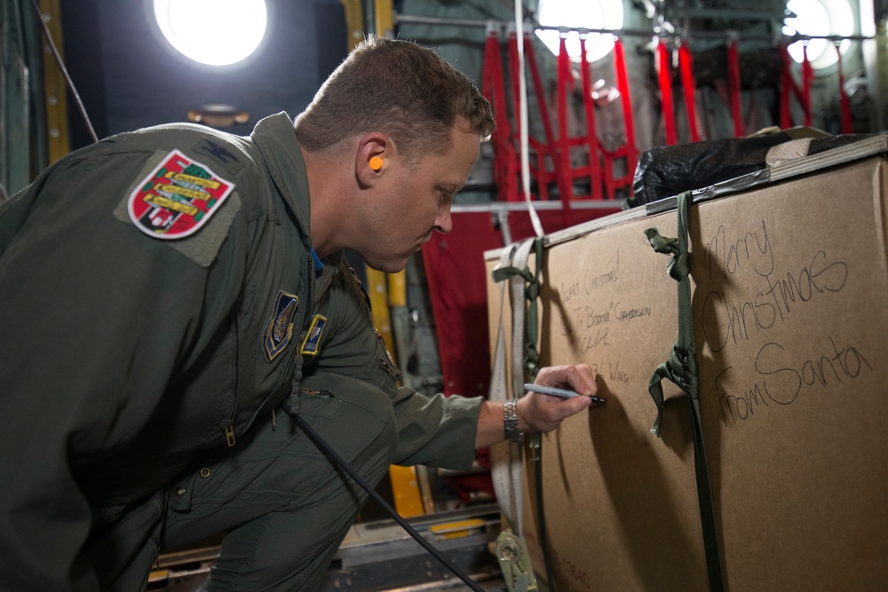 US Airmen deliver supplies to Republic of Palau