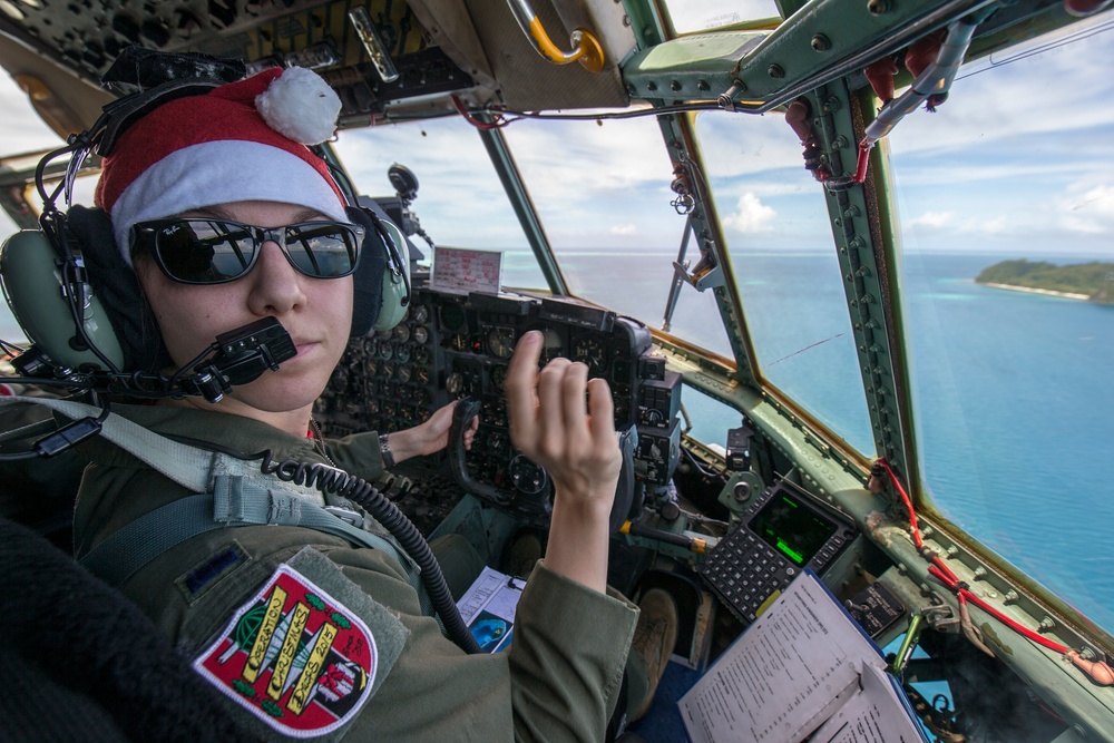 US Airmen deliver supplies to Republic of Palau