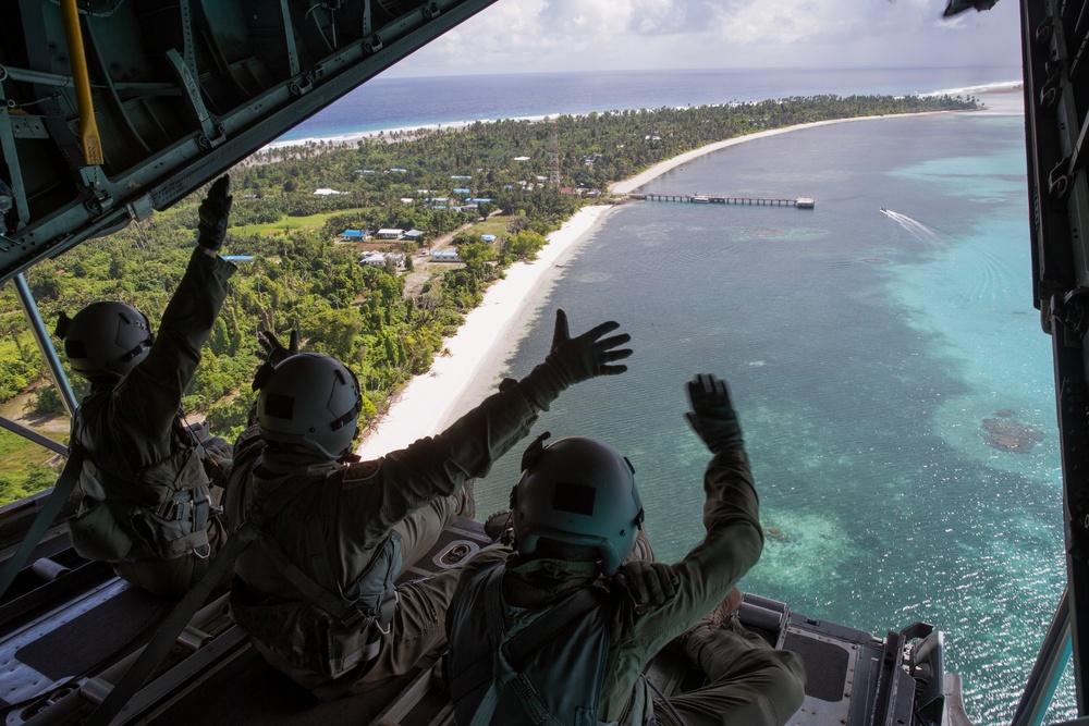 US Airmen deliver supplies to Republic of Palau