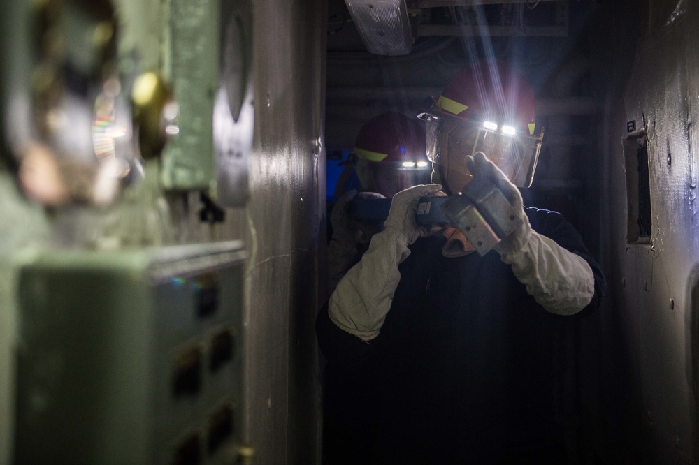 USS Mustin (DDG 89) damage control/live-fire drills